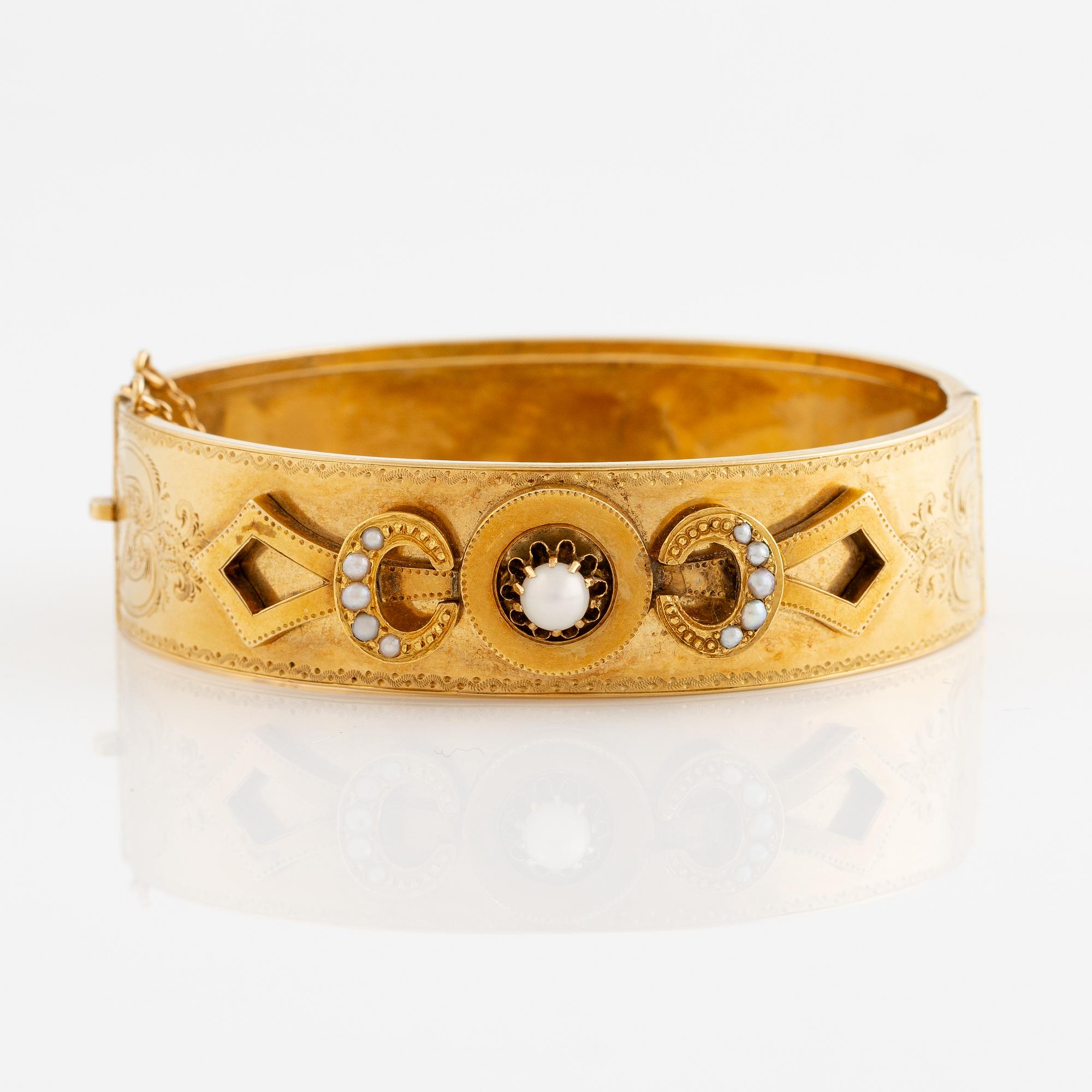 Bracelet, 18K gold with a half-pearl and seed pearls, late 19th century.
