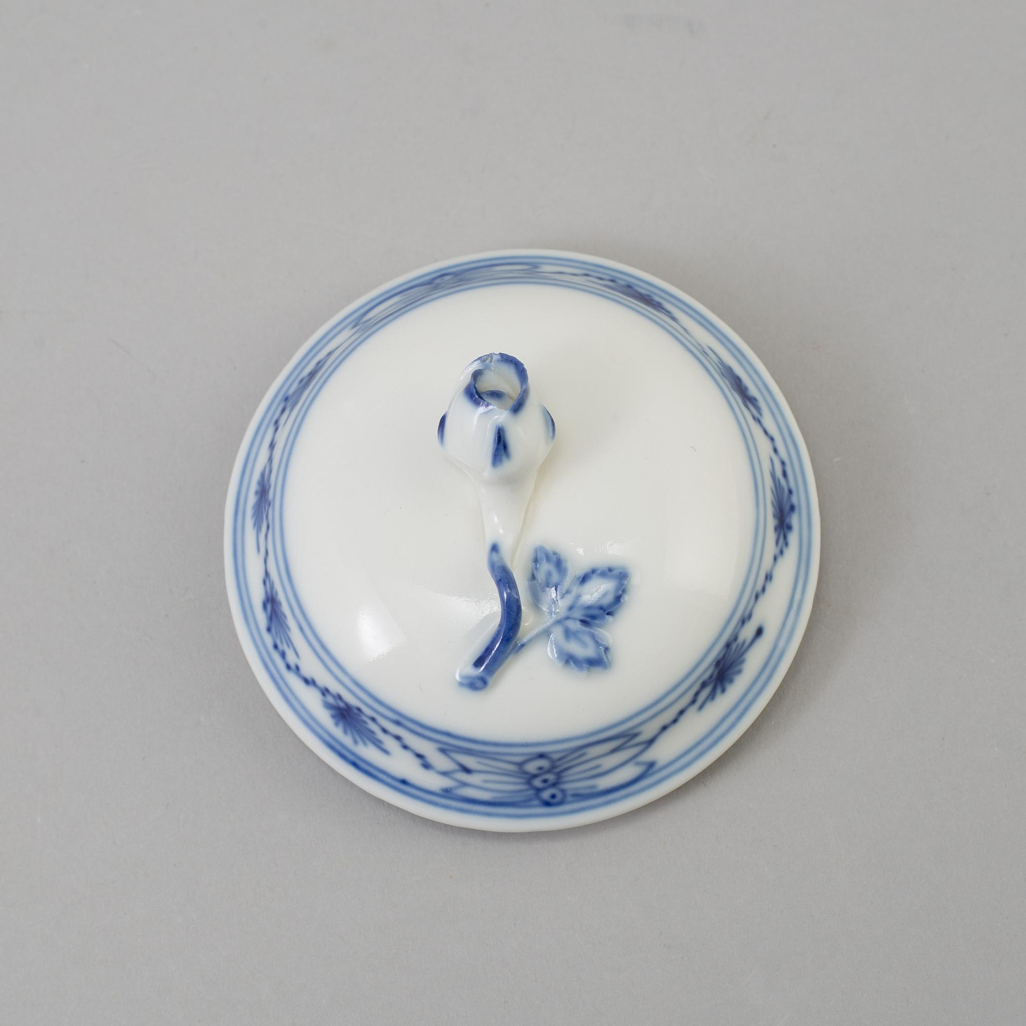 CRÈMEKOPPAR med LOCK och FAT, 12 st, BÄRTALLRIKAR, 12 st, samt DJUP TALLRIK, porslin, Meissen, 1900-tal.