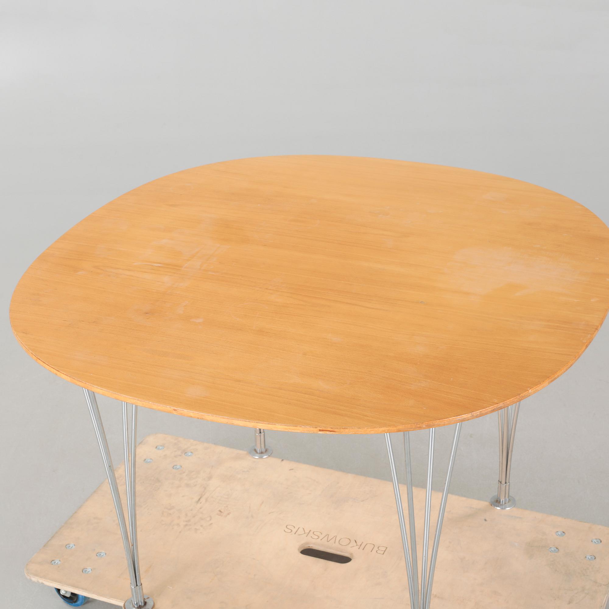 A  table by Bruno Mathsson and Piet Hein,  Mathsson International on license för Fritz Hansen.