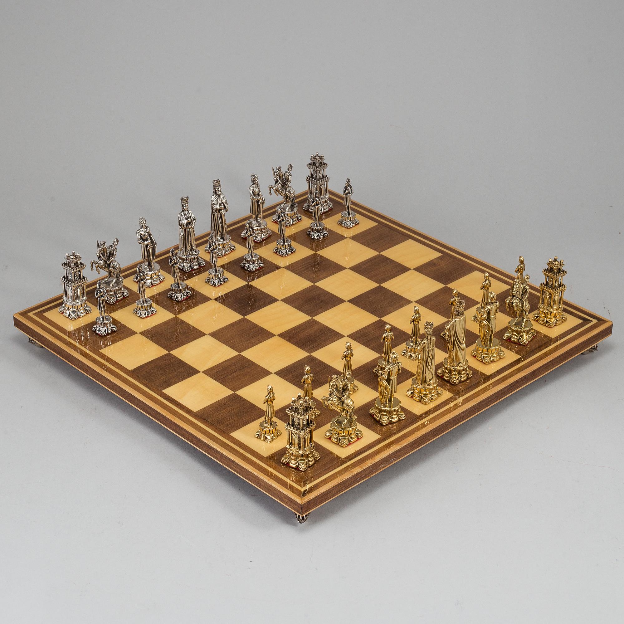 SCHACKBRÄDE, med spelpjäser i silver och förgyllt silver.