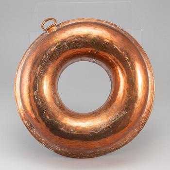 A copper aspic mould, 19th century.