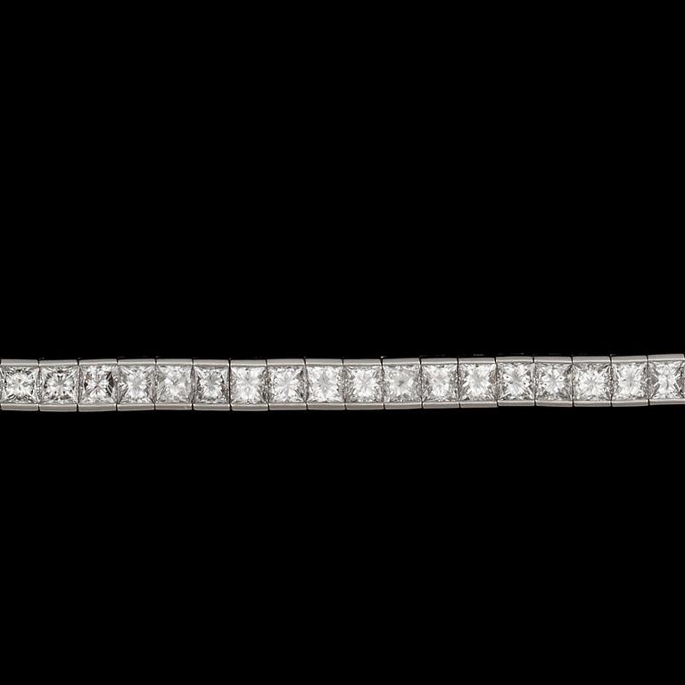 A princess cut diamond bracelet, tot. app. 7.20 cts.
