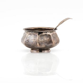 Goldsmiths & Silversmiths Co Ltd, sockerskål silver, London 1911, samt William Robert Smily ströare, silver, London 1868.