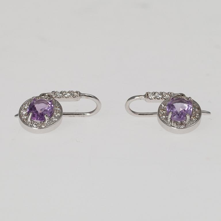 ÖRHÄNGEN, vitguld 14K, 24 st diamanter, totalt 0,40 ct, samt 2 ametister, total vikt 4,7 g.