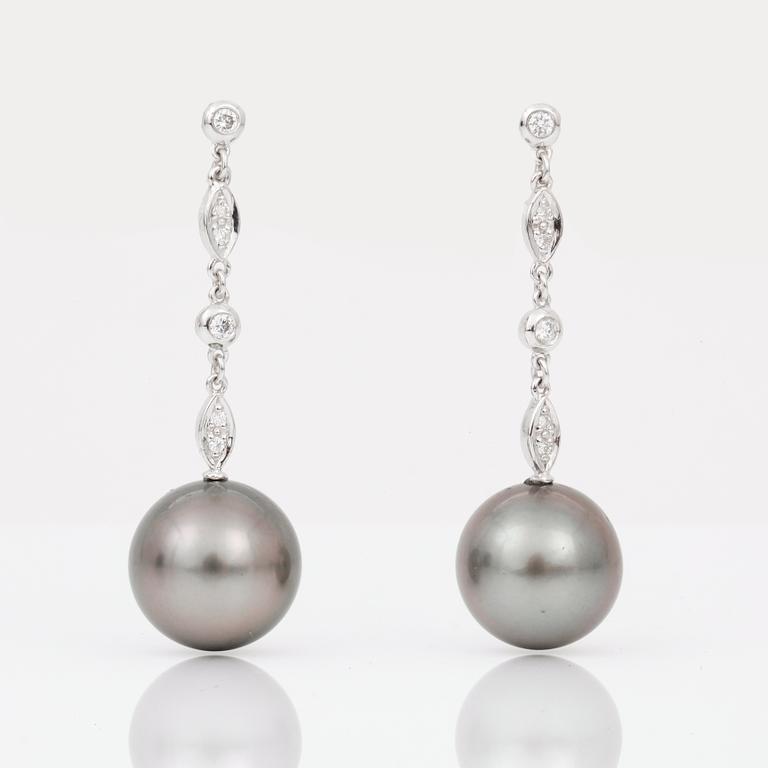 ÖRHÄNGEN, ett par hängande på stift, odlade svarta pärlor, diameter ca 12.5mm och diamanter, ca 0.20ct.