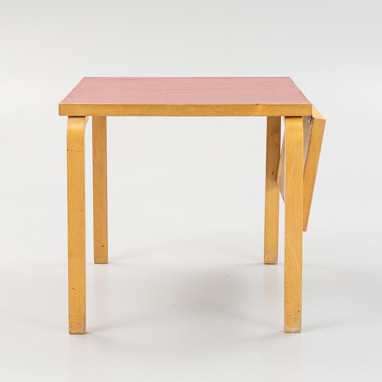 Alvar Aalto, stolar, 3 st, modell 66, samt matbord, Artek, Finland.