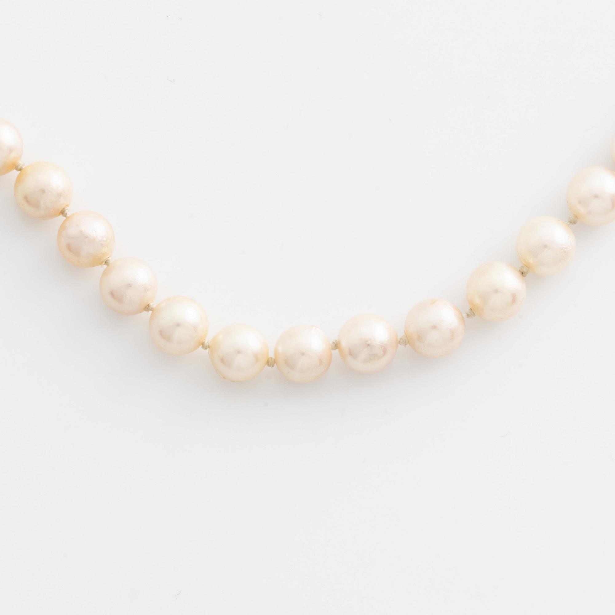Collier odlade pärlor lås 14K guld med diamanter.