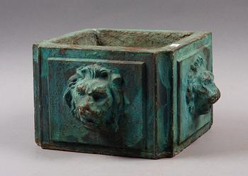 TRÄDGÅRDSURNA, cement, 1900-talets första hälft, enligt uppgift Carl Milles.