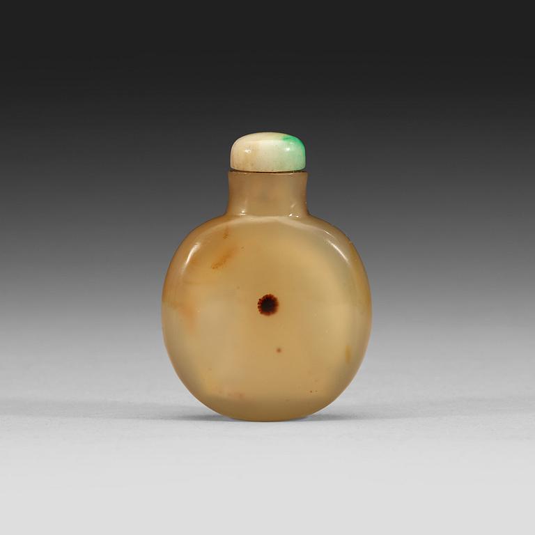 An unusually patterned chalcedony snuff bottle, Qing dynasty, 19th century.