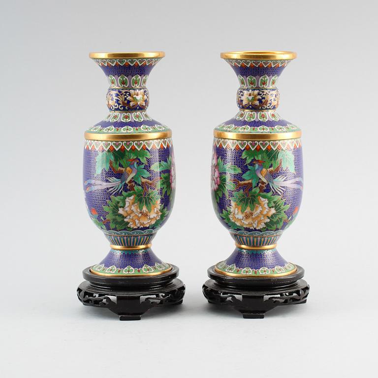 VASER, 1 par, cloisonné, Kina, 1900-tal.