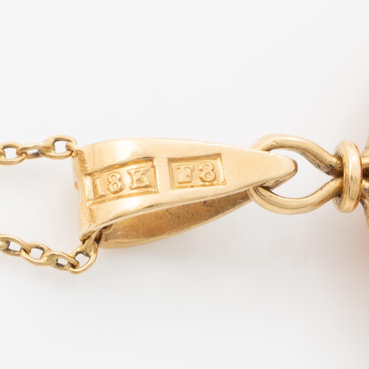 Pendant, 18K gold with a shell cameo and chain, 18K gold.