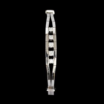 ARMBAND, 18k vitguld med 5 briljantslipade diamanter, tot ca 0,45 ct. Vikt 16 g.