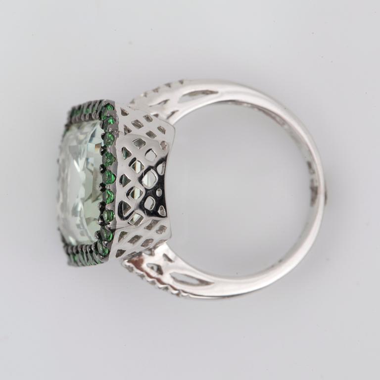 RING, med prasolit 11.15ct, tsavoriter och briljanter.