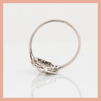 RING, Art Deco, troligen platina, med olika slipade diamanter, tot ca 0,81 ct och smaragder. Total vikt ca 3,95 g.