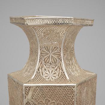 VAS, sterlingsilver, Kina, 1960/70-tal. Vikt ca 780 gram.