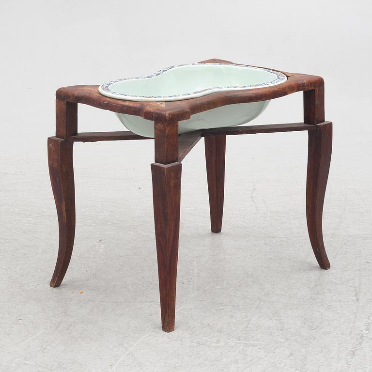 Bidé, fajans, med träställning, 1800-tal.