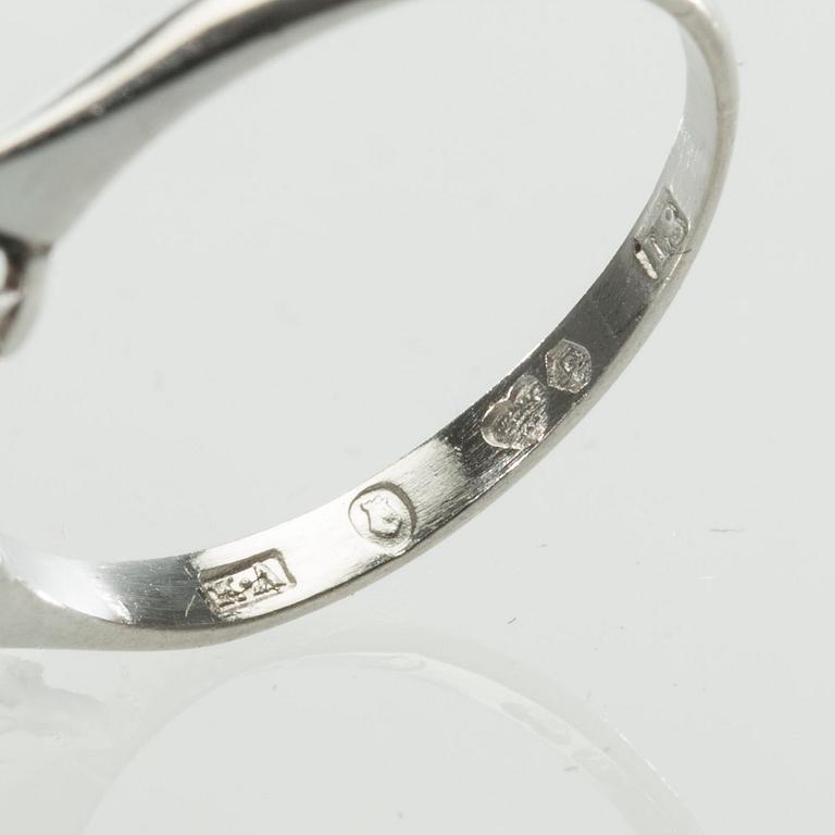 RING, platina med briljantslipade diamanter, totalt ca 1.10 ct. Stockholm, 1937. Vikt ca 2,8 g.