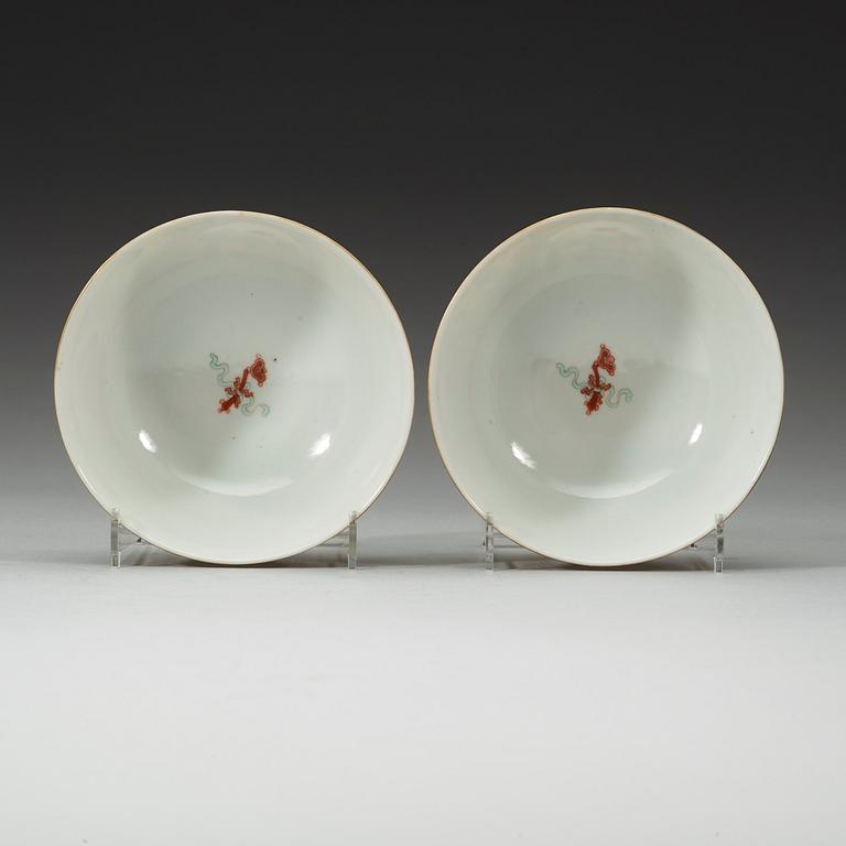 A pair of yellow ground bowls, late Qing dynasty (1644-1912).