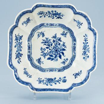 1541. A blue and white dish, Qing dynasty, Qianlong (1736-95).