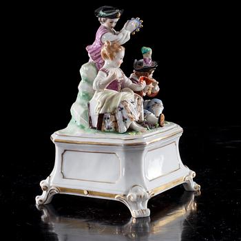 FIGURINGRUPP / SPELDOSA, porslin, Tyskland ca 1900.
