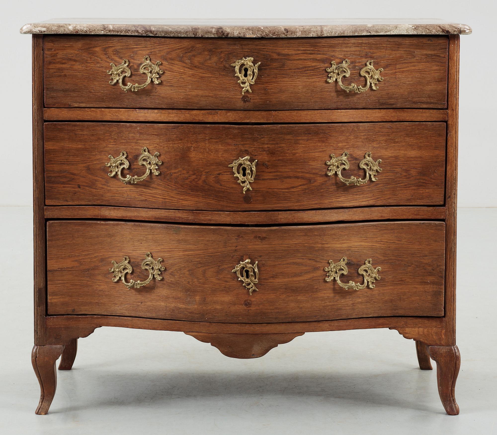 BYRÅ, rokoko, 1700-tal. Bär otydlig sign samt Stockholms snickarämbetes stämpel.