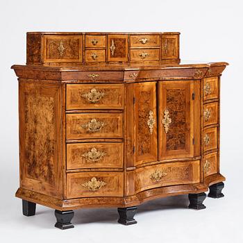 A Fredrik I late baroque burr alder-veneered commode, first part of the 18th century.