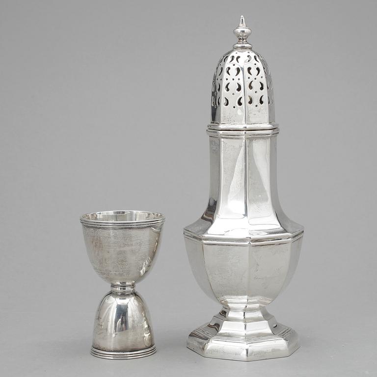 SOCKERSTRÖARE och MÅTT, silver, bland annat Goldsmiths & Silversmiths, London, 1907. Total vikt ca 267g.