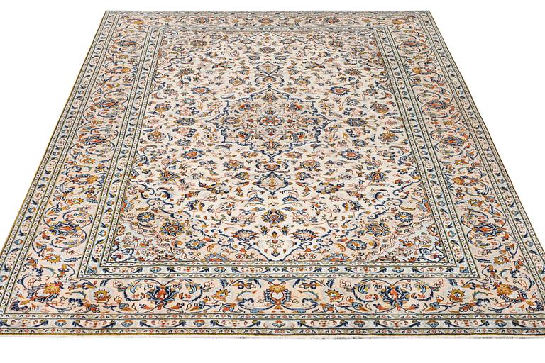 A Keshan carpet, c. 341 x 247 cm.