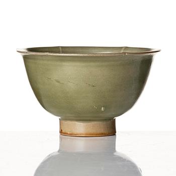 An elegant celadon glazed bowl, Song dynasty (960-1279).