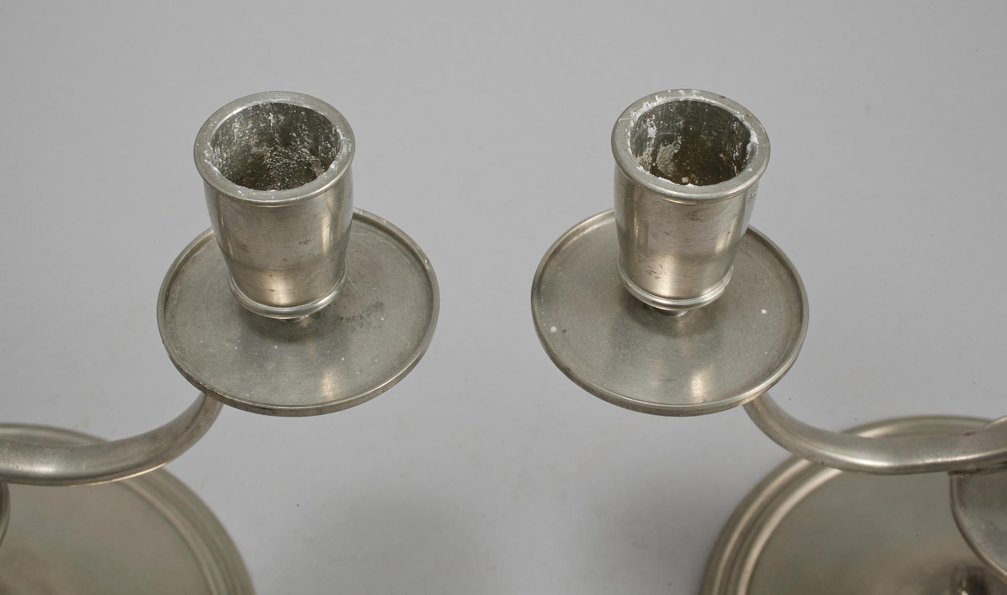 LJUSSTAKAR, ett par, tenn, Firma Svenskt Tenn, Stockholm, 1927.