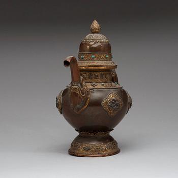TEKANNA, kopparlegering och silverinläggningar. Tibet, 1800-tal.