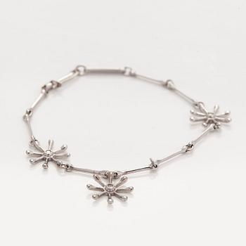 Kalevala Koru, armband, "Polaris", 18K vitguld och briljantslipade diamanter, Kirsti Doukas, 2009.