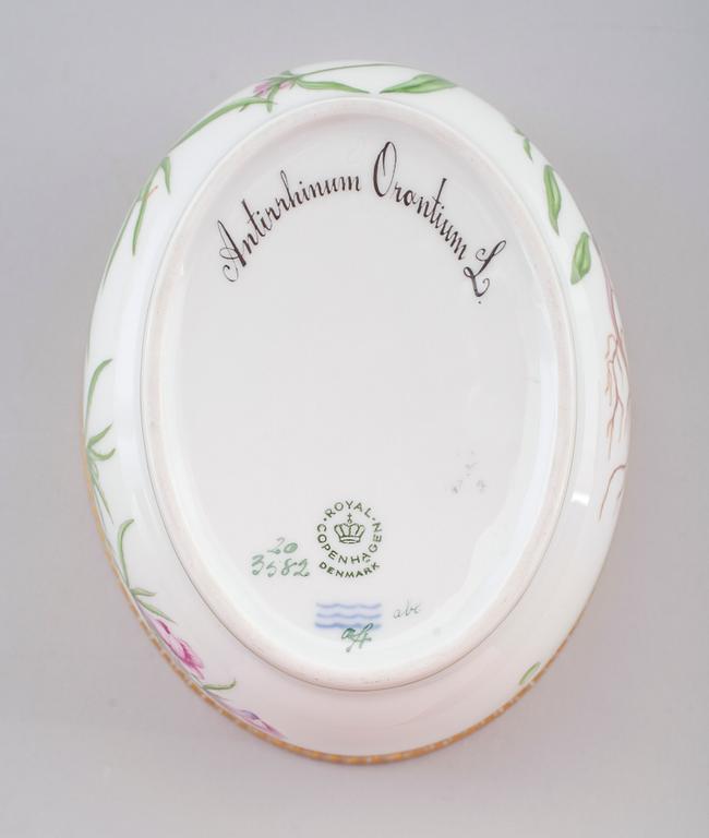 SKÅL MED LOCK. Porslin, "Flora danica", Royal Copenhagen, modellnr 3582.