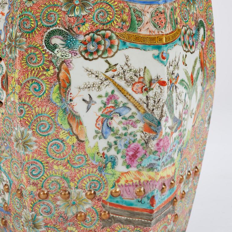 A Chinese Canton porcelain garden seat, around 1900.