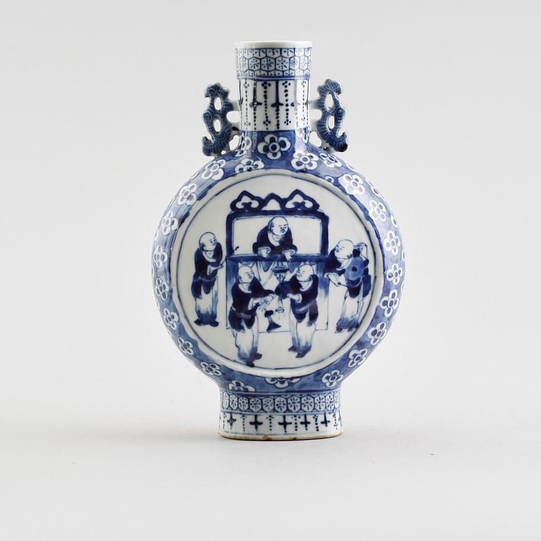 PILGRIMSFLASKA, porslin, Kina, 1800-talets mitt.