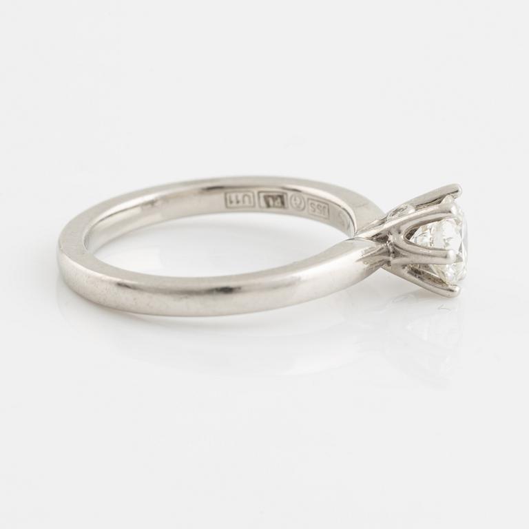 Platinum and brilliant cut diamond solitaire ring 0,70 ct.