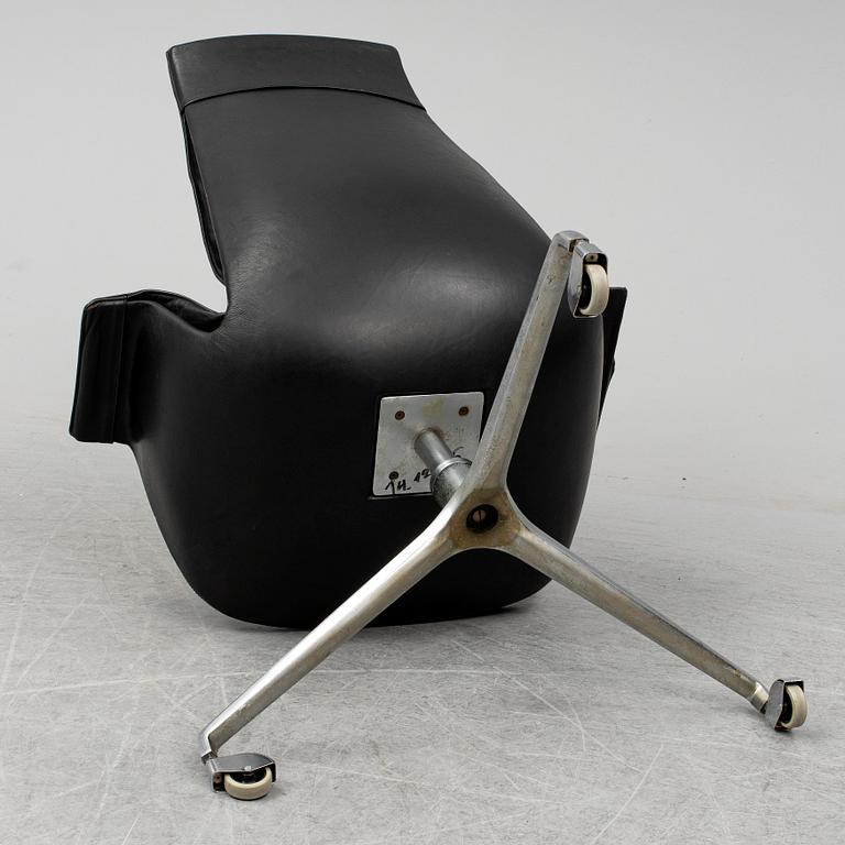 PREBEN FABRICIUS & JÖRGEN KASTHOLM, 'Tulip' easy chair.