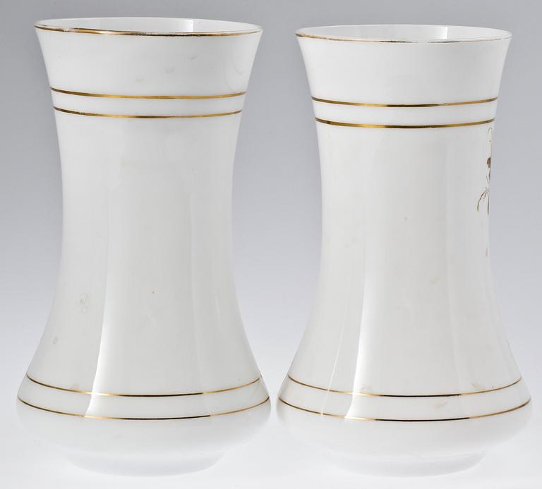 VASER, ett par, opalinglas. 1800/1900-tal.