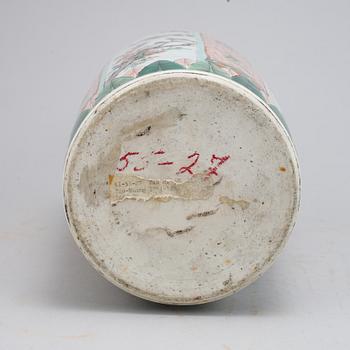 A Chinese Kangxi style porcelain vase, Qing dynasty, 19th century.