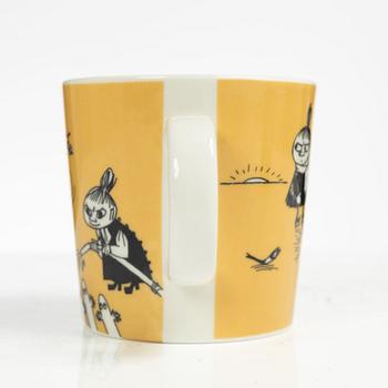 Muminmugg, "Mörk gul" med etikett, Arabia, Finland, 1991-99.