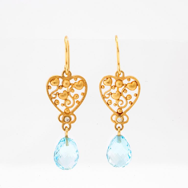 Ole Lynggaard, Earrings 18K gold with briolette-cut blue topazes and round brilliant-cut diamonds.