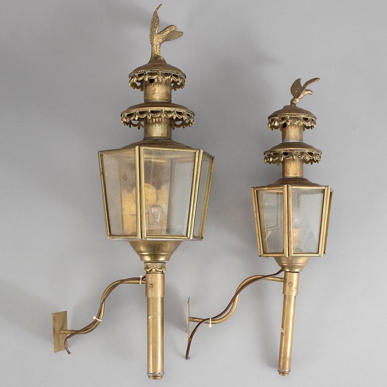 VAGNSLYKTOR, 2 st , mässing, empirstil, 1900-talets första hälft.