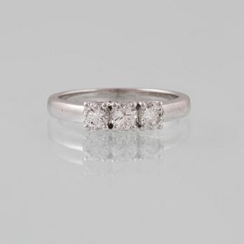 RING, 18K vitguld med 3 briljantslipade diamanter ca 0.82 ct, Milano, Italien. Vikt.