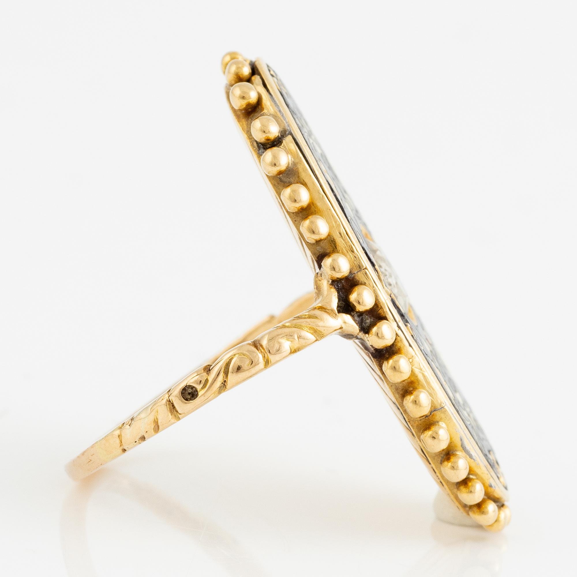 Ring, ovalformad, 18K guld med svart emalj och rosenslipad diamant, 1800-tal.