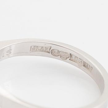 An 18K white gold ring set with a round brilliant-cut diamond.