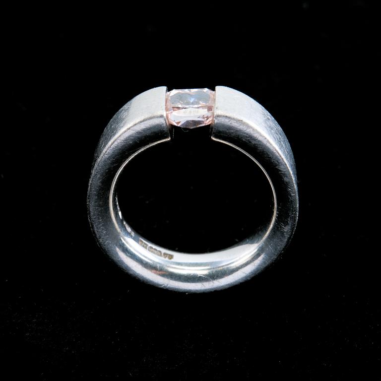 RING, NIESSING, "light pink" Asprey-slipad diamant ca 0,80 ct.