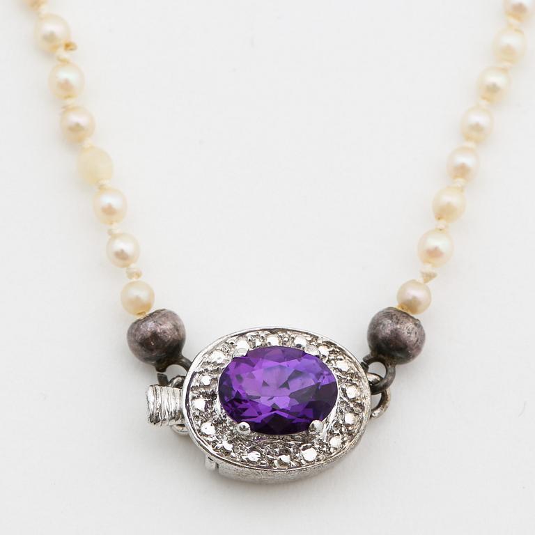 Collier with cultured akoya pearls, silver clasp with faceted amethyst.