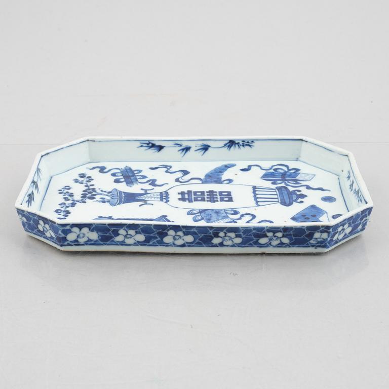 A Chinese blue and white porcelain tray, Qing dynasty, 19th century.