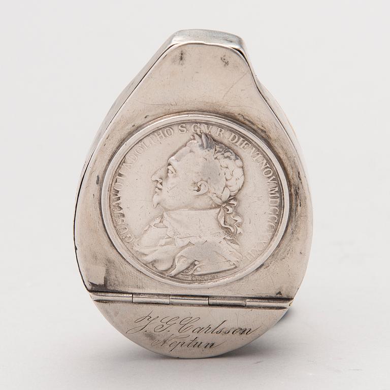 SNUSDOSOR 2 ST, ena med silver beslag Lars Malm, Eskilstuna 1843, andra med metallbeslag.