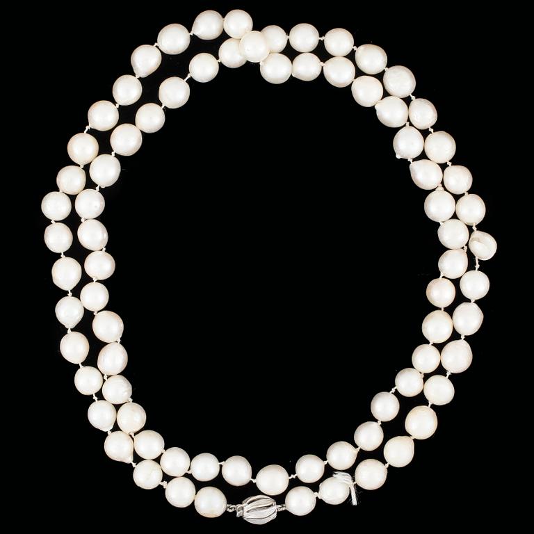COLLIER, odlade saltvattenspärlor med lås i silver.